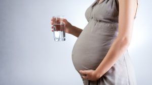HOW MUCH WATER TO DRINK DURING PREGNANCY